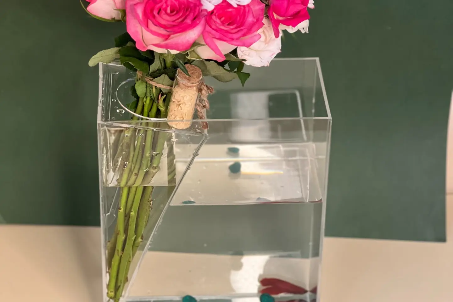 فازة سمك مع ورد طبيعي