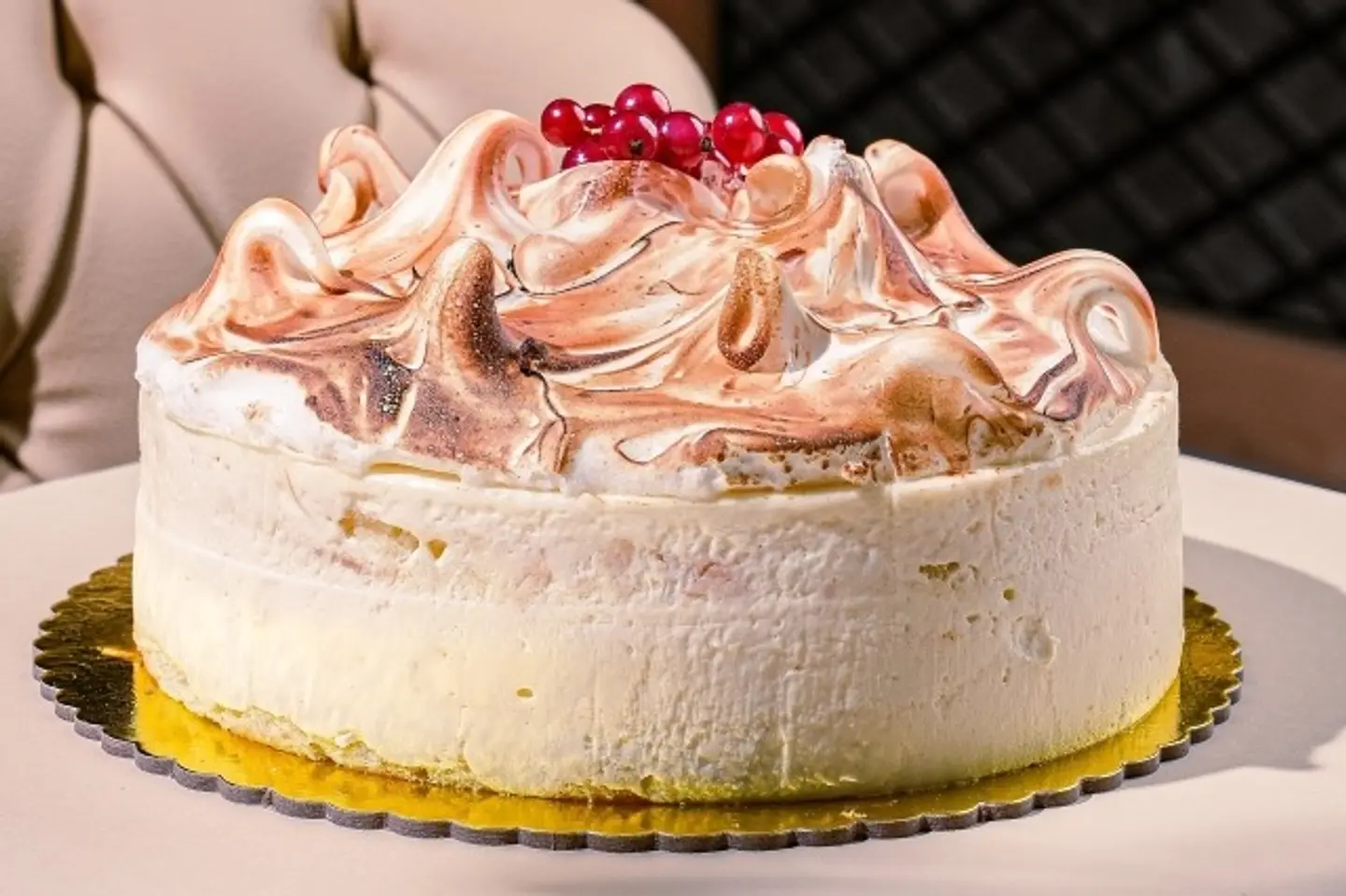 Medium Four Season Meringue Cake