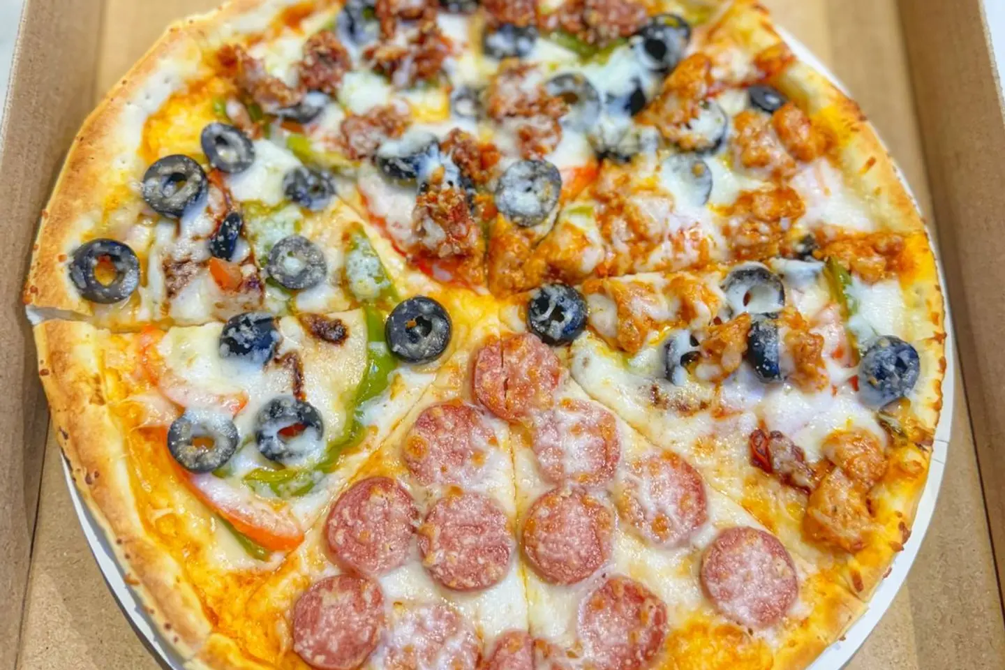 بيتزا الفصول الأربعة صغيرة