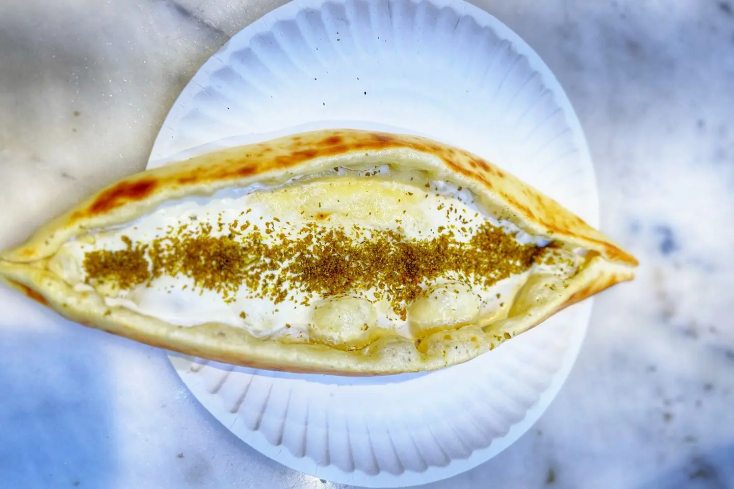 فطيرة لبنة بالجن والزعتر