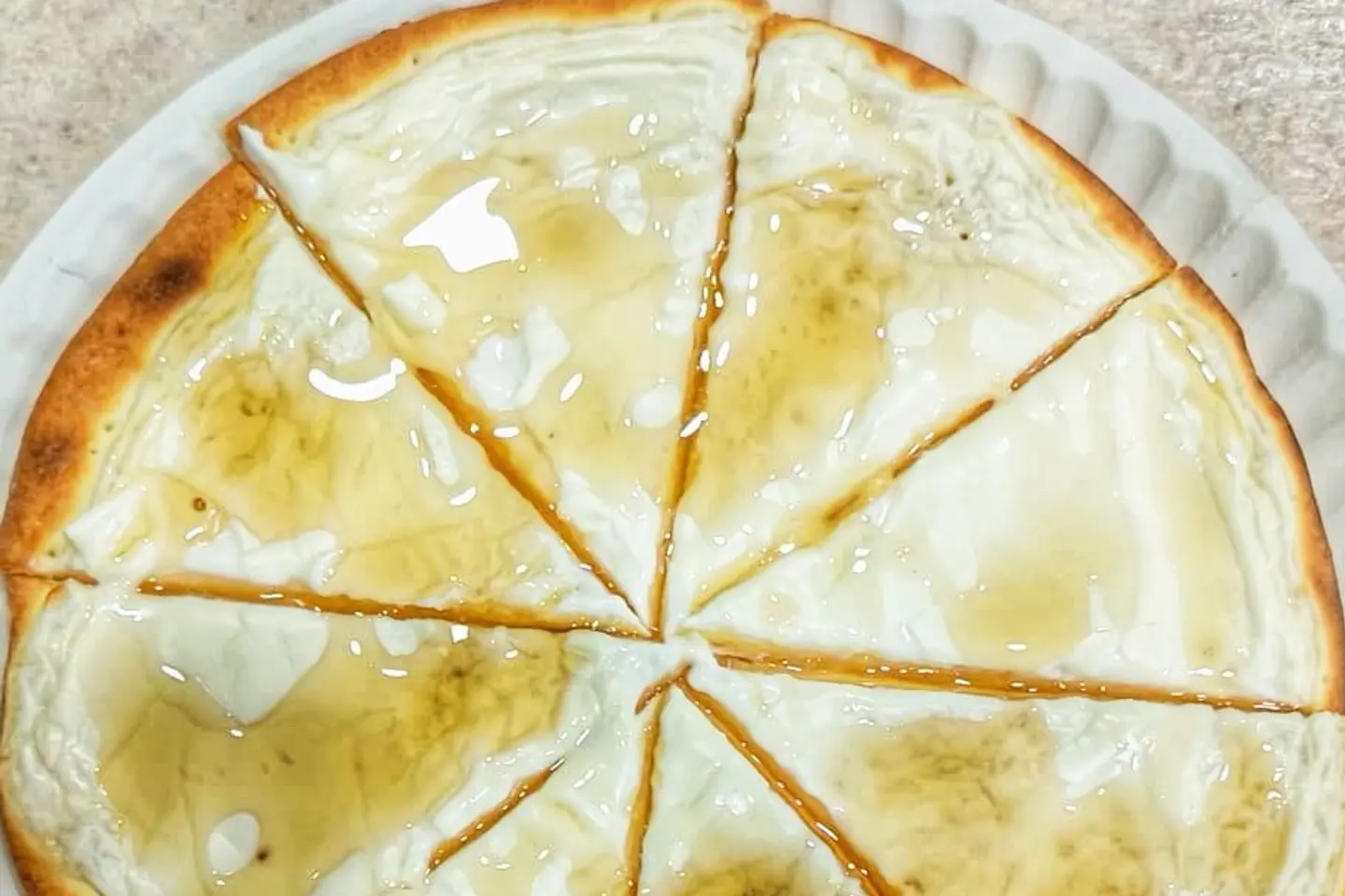 فطيرة لبنة بالعسل مدور