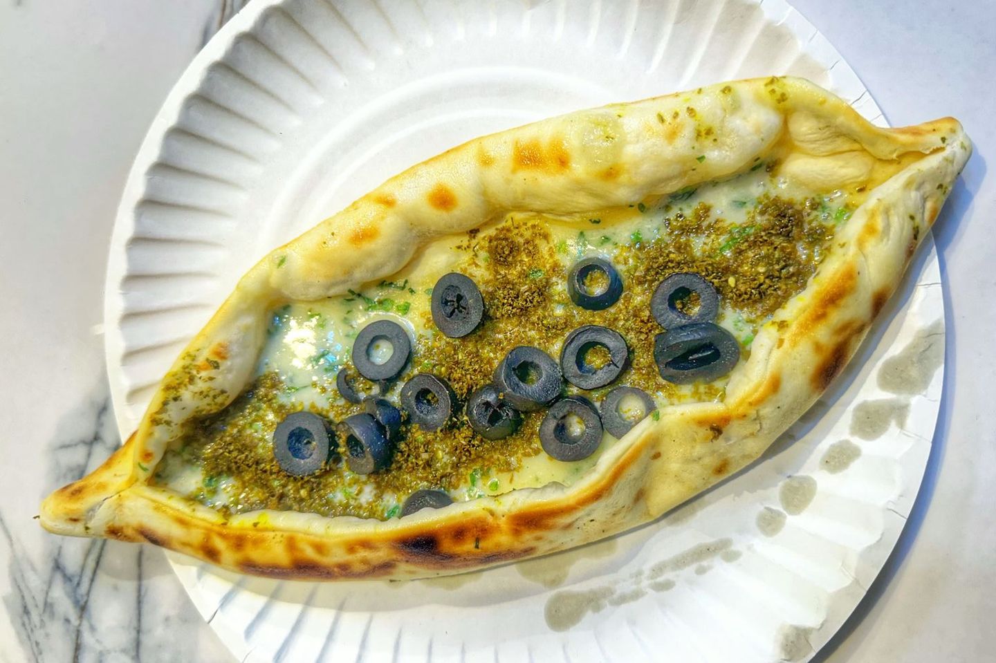 فطيرة جبن بالزيتون والزعتر