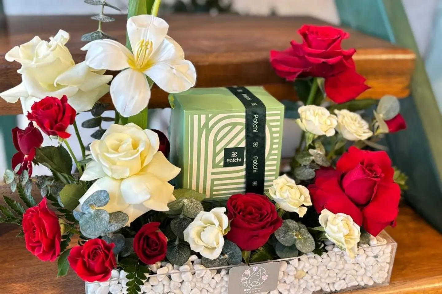 قاعدة اكريلك ورد وشوكولاتة باتشي