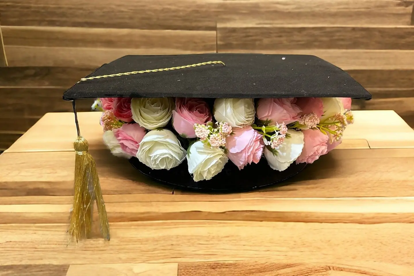 قبعة التخرج اسود مع ورد صناعي