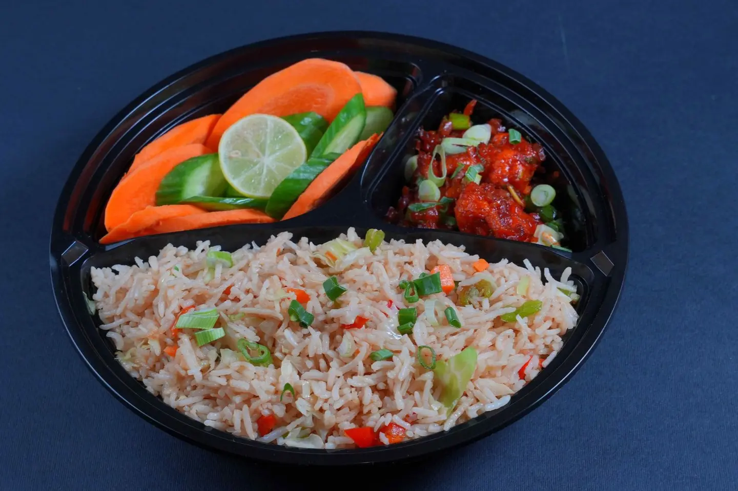 أرز مقلي بالخضار وسلطة جوبي منشوريا