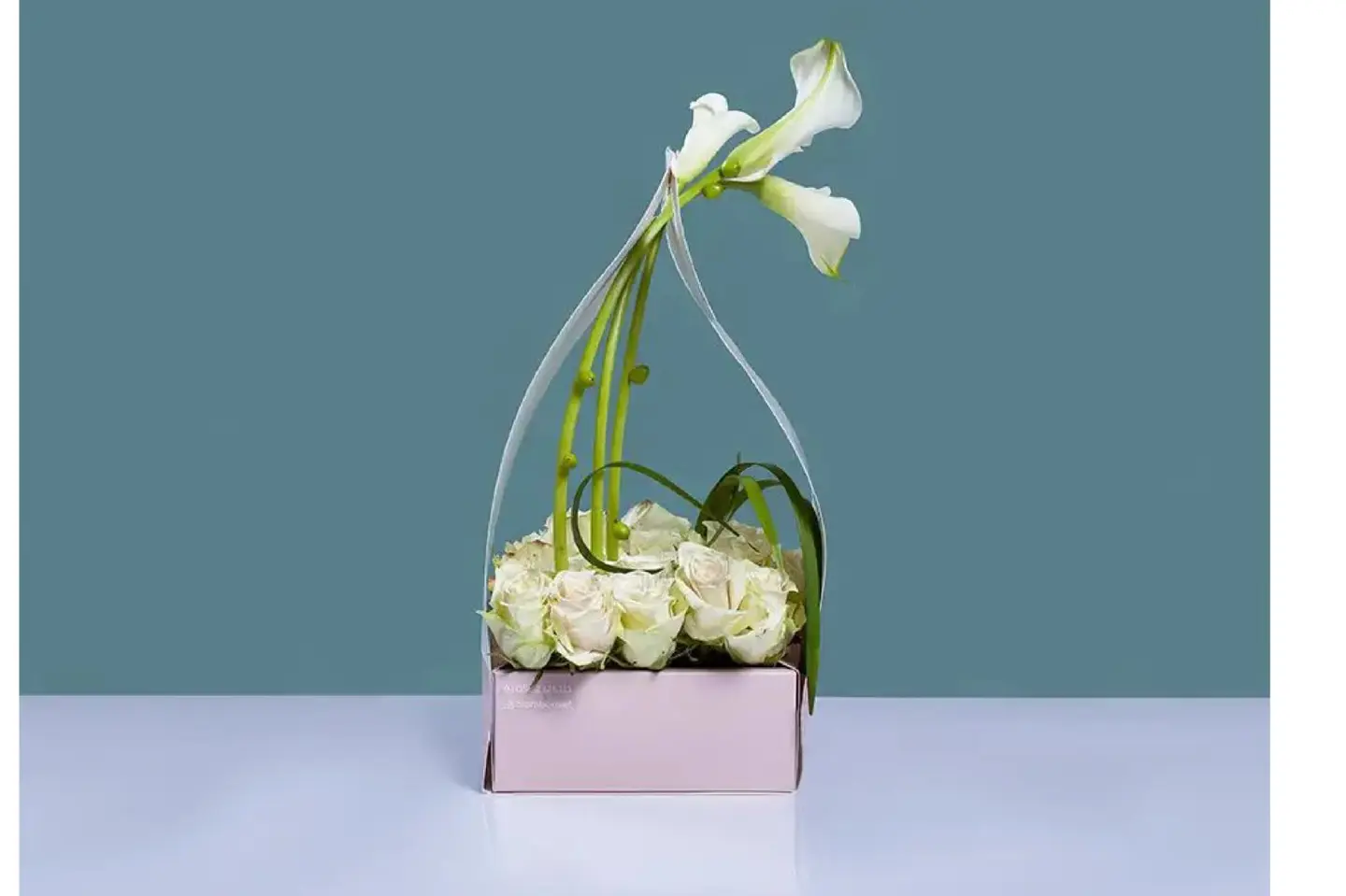 علبة أزهار بيضاء