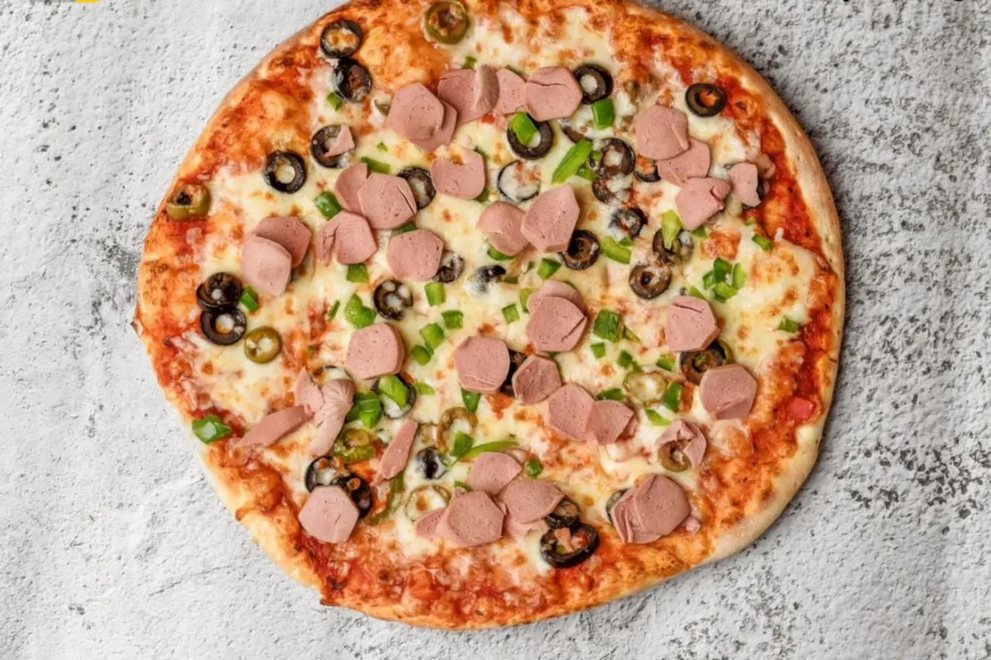 بيتزا مع السجق