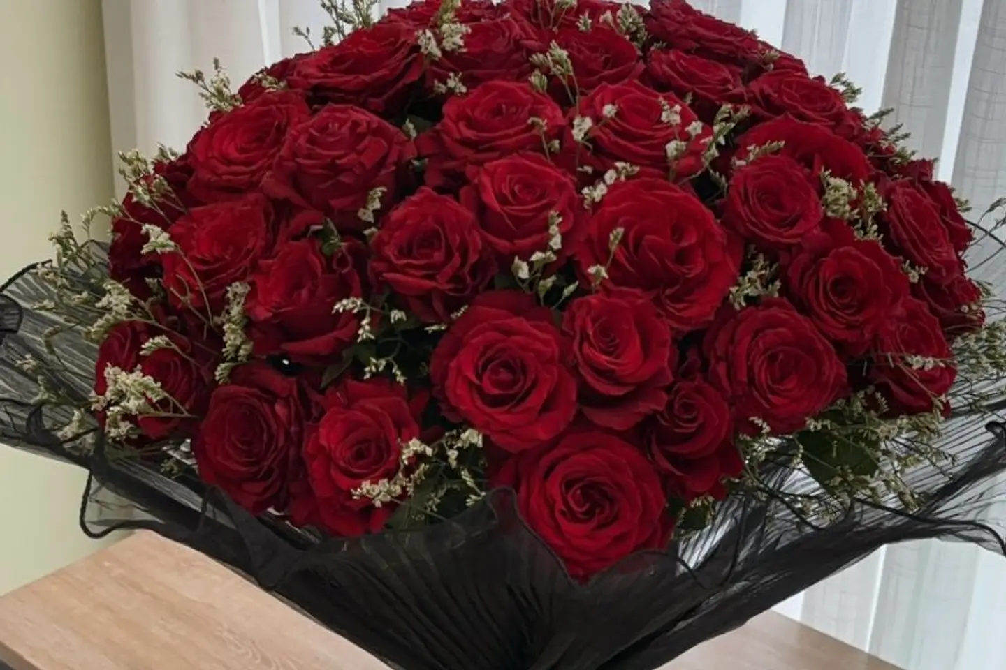باقة حمراء كبيرة