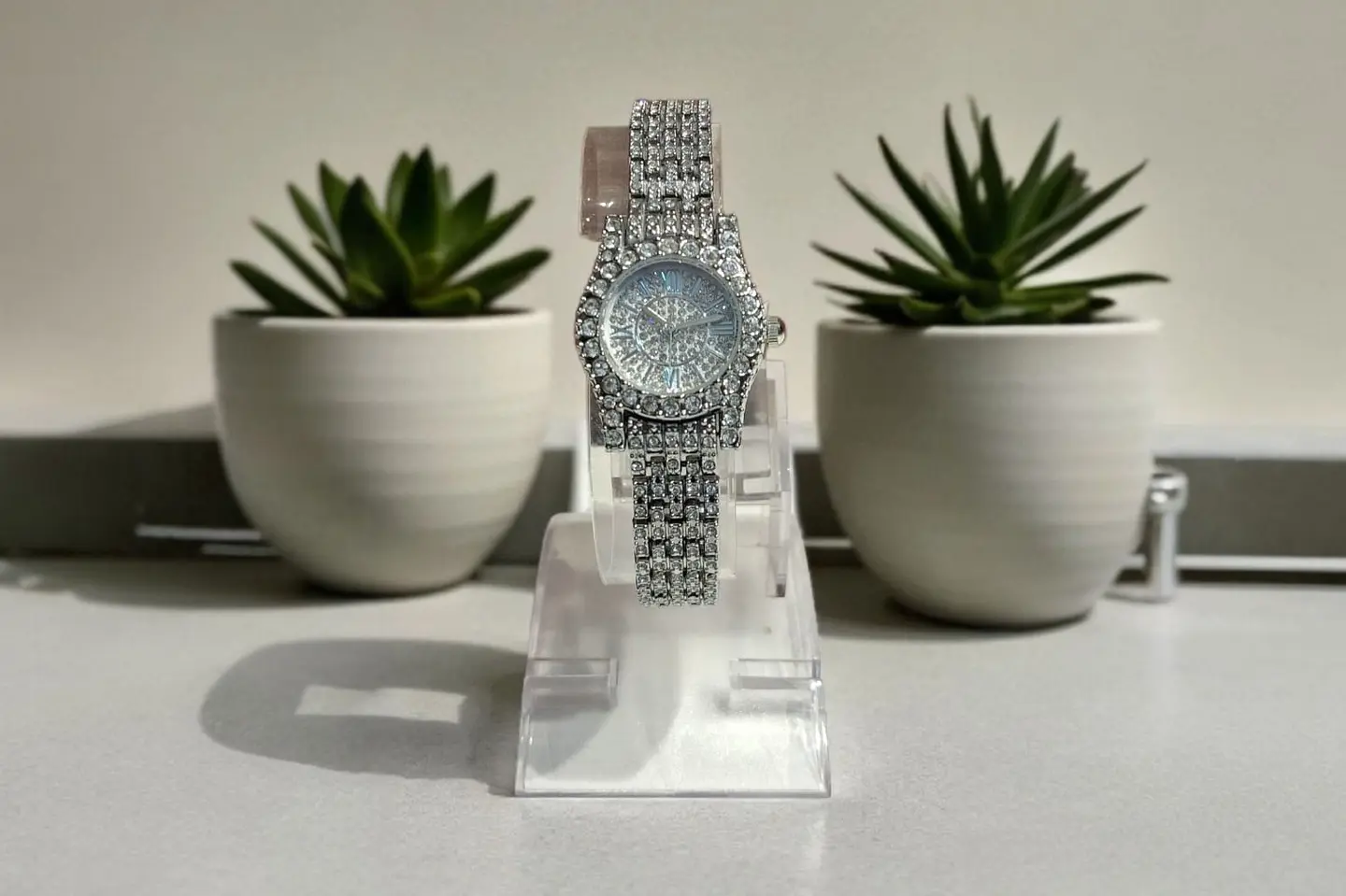 ساعة نسائية مطرزة بالكريستال