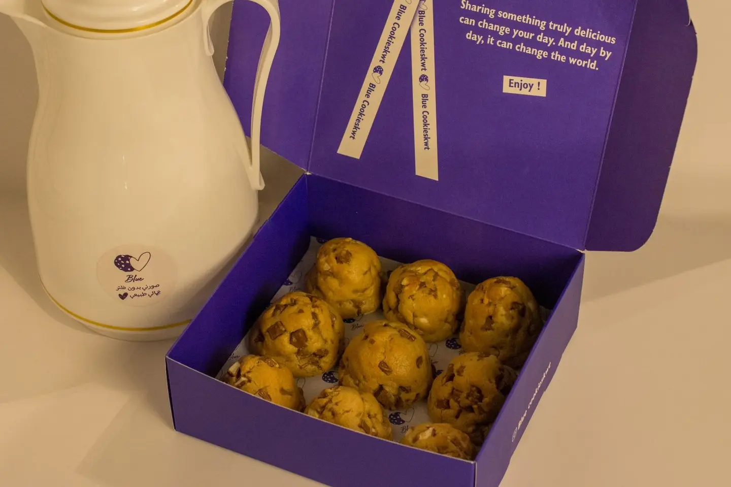 Medium Cookies Box Signature And Saudi Coffee Thermos 1 L