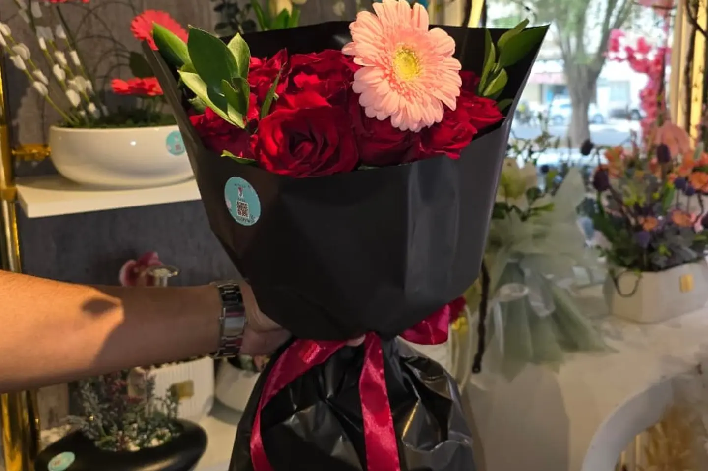 ورد عودي وغصن الجربيرا