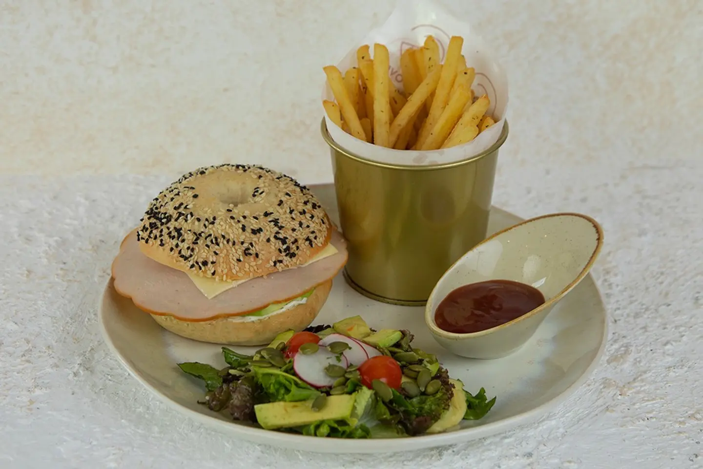 تركي مع الافوكادو - مع السلطة والبطاطس