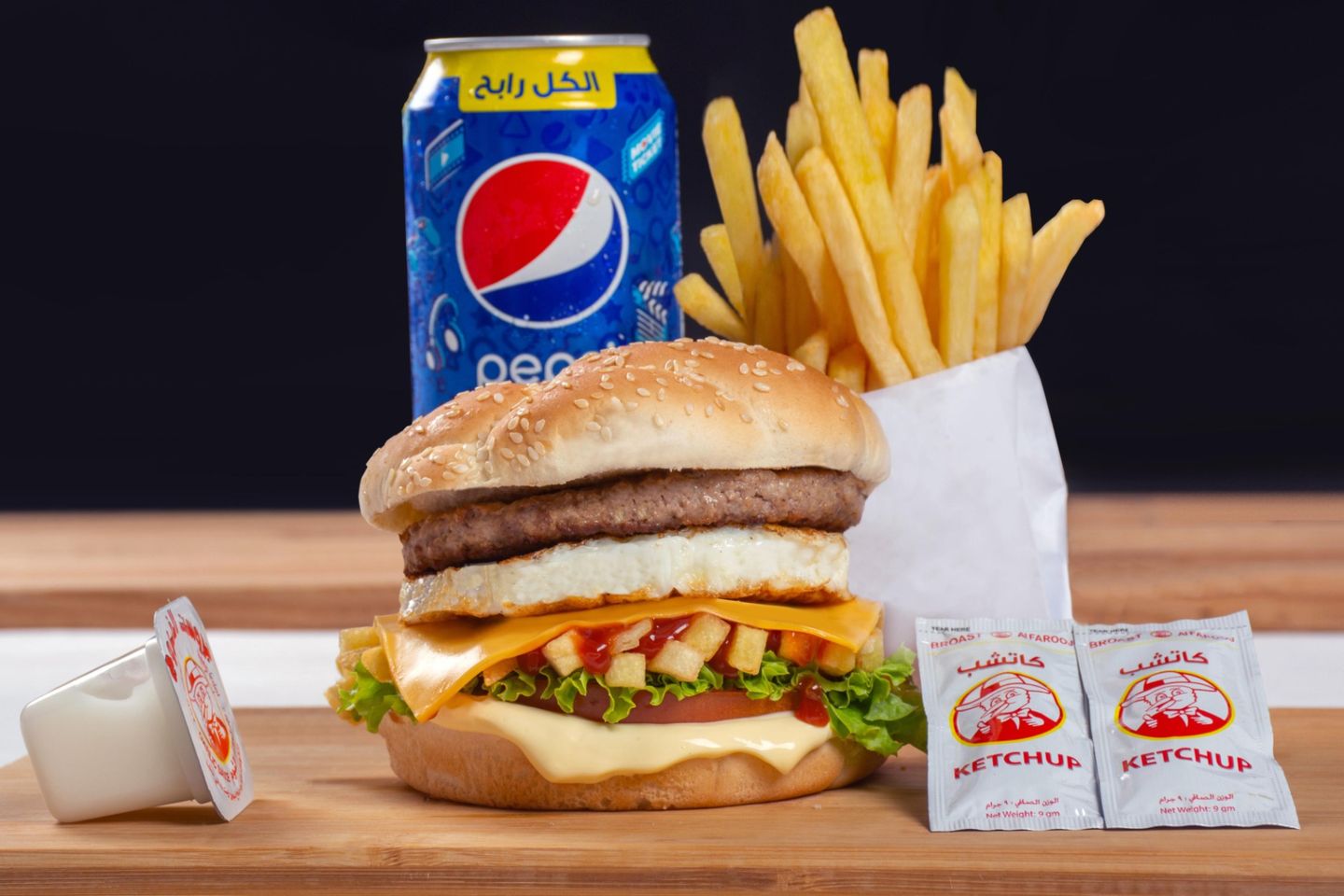 وجبة برجر لحم مع البيض
