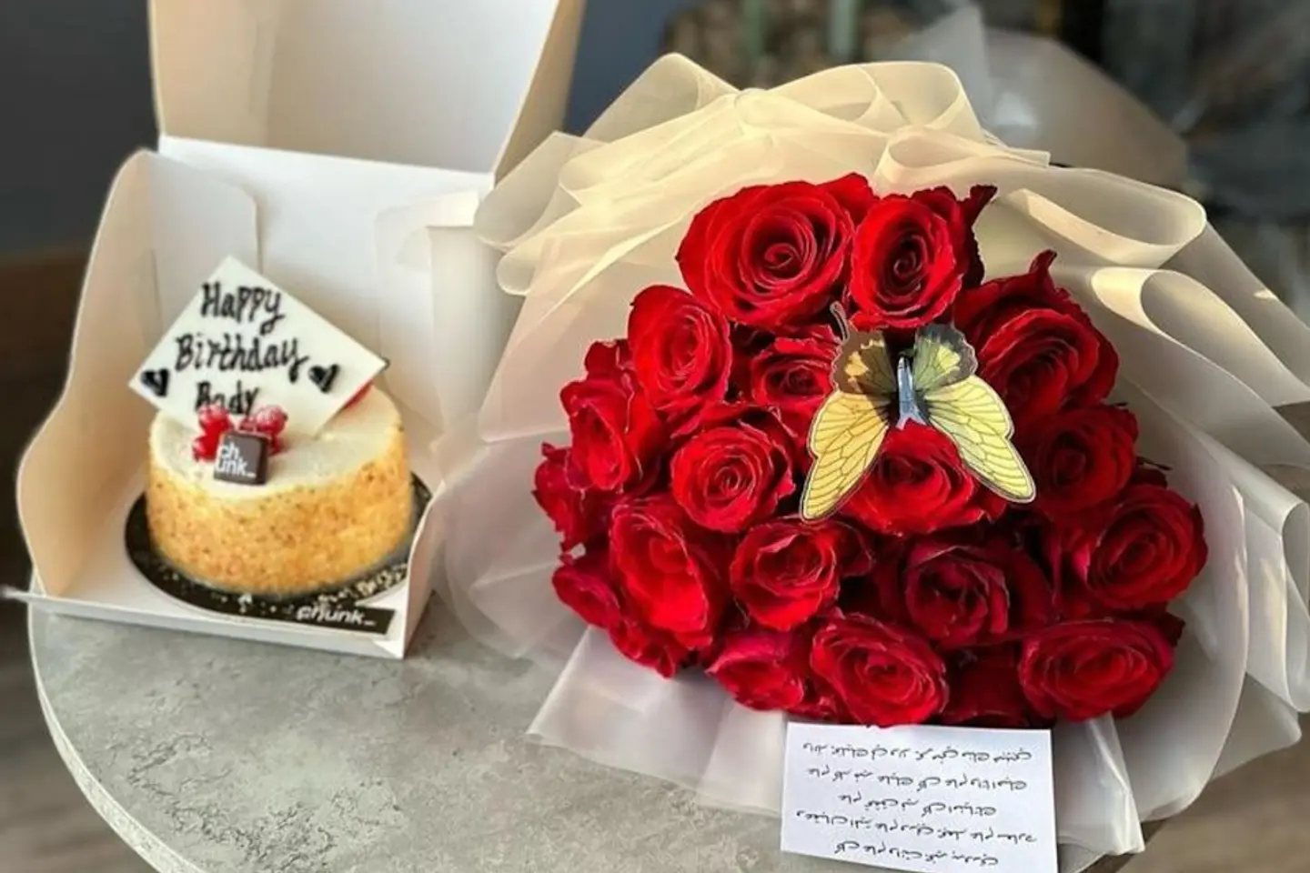 باقه ورد احمر مع كيك افرش ؤثا الطلب ٨٢٧