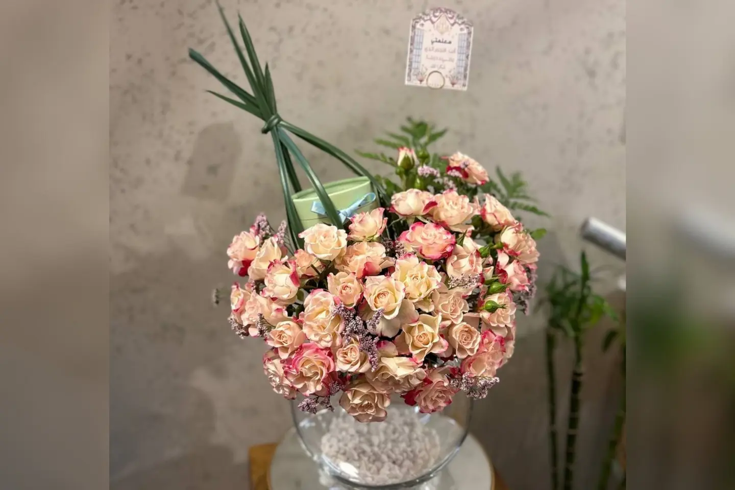 شكولاته انوش مع ورد وكرت ليوم المعلم