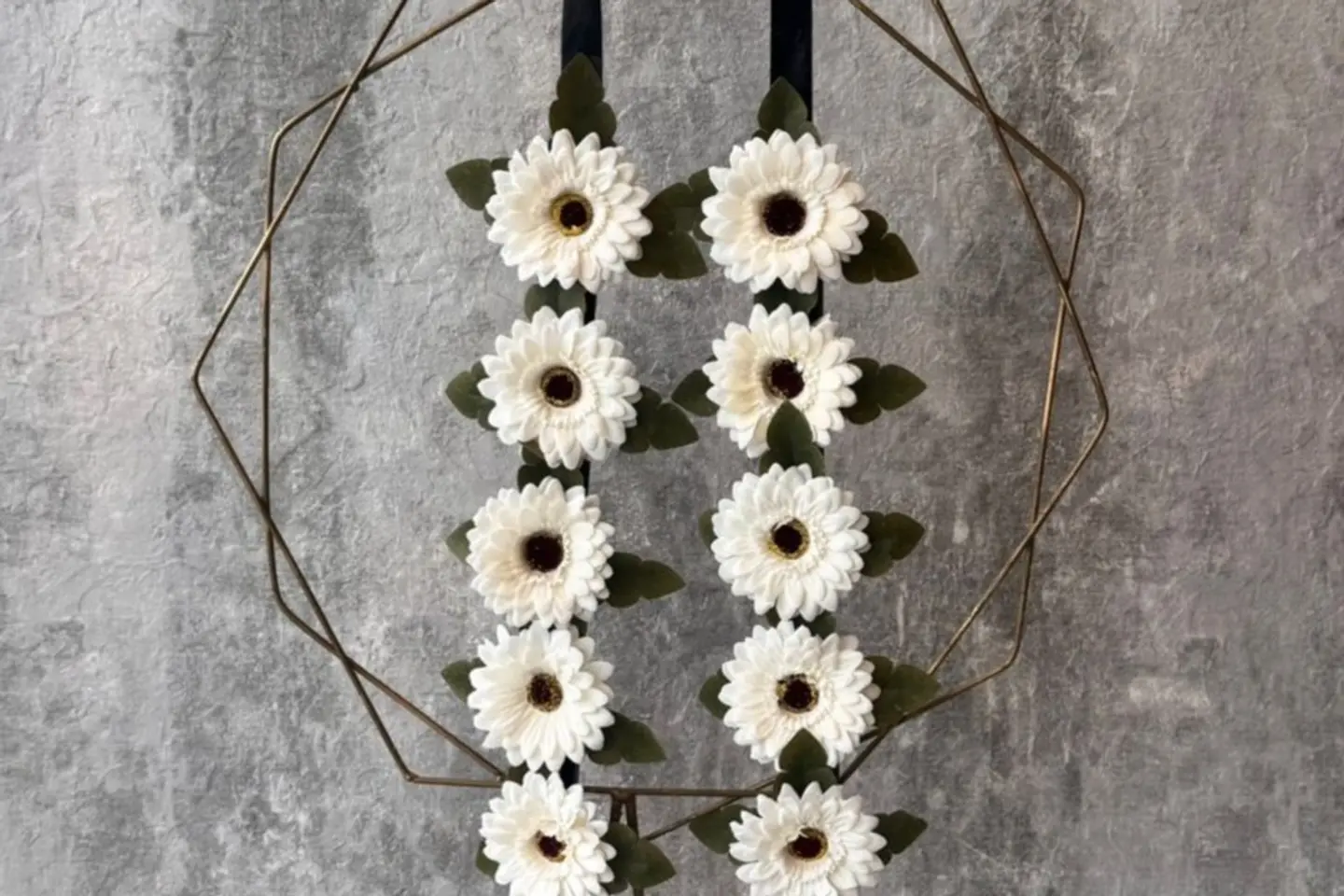 عقد الورد الأبيض