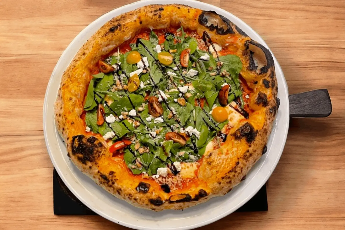 بيتزا جبنة الماعز مع الجرجير