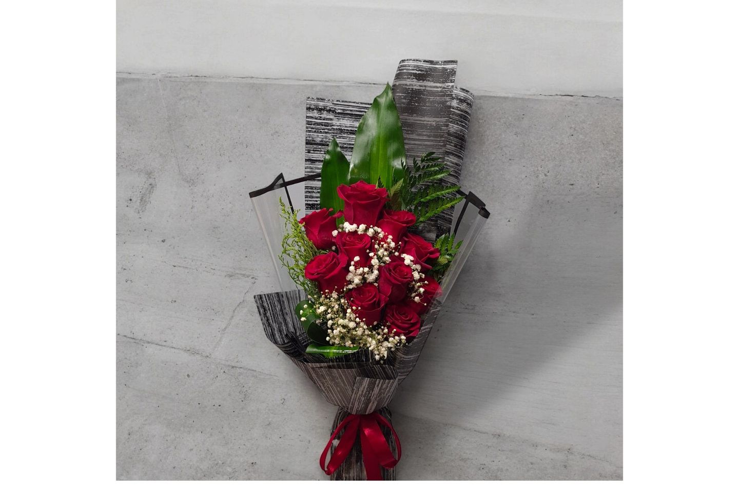 Flat Bouquet Of Red Roses