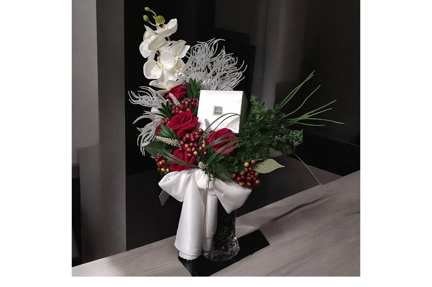 Semi Natural Rose Vase With Patchi 250 G