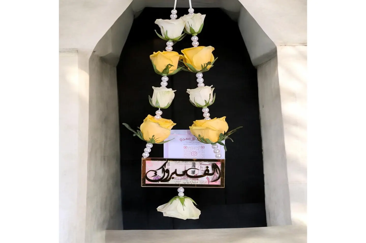 عقد ورد طبيعي مع ظرف إكريليك