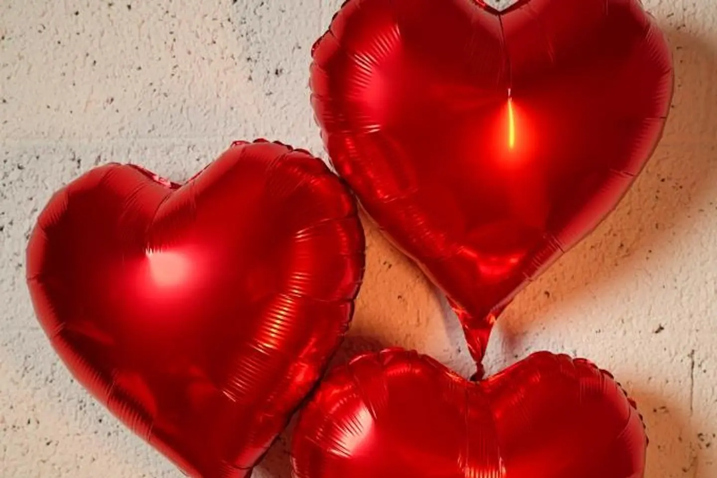 بالونات قلوب حمراء