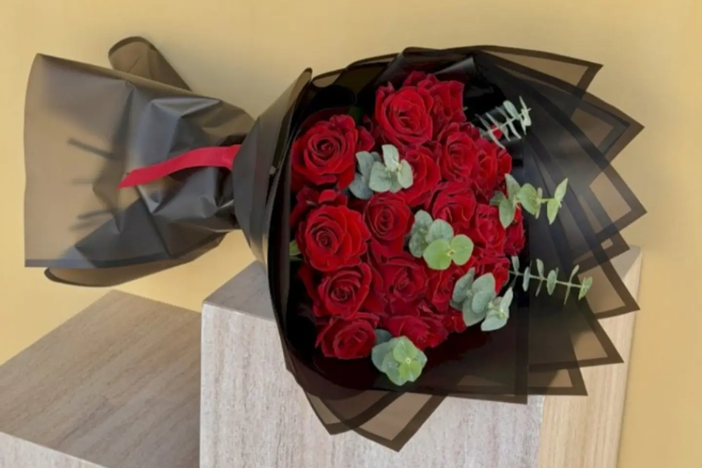 راد روز يقدم الزهور