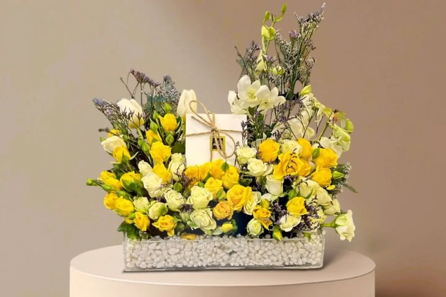 ستاند اكريلك مع ورد طبيعي وشوكليت باتشي