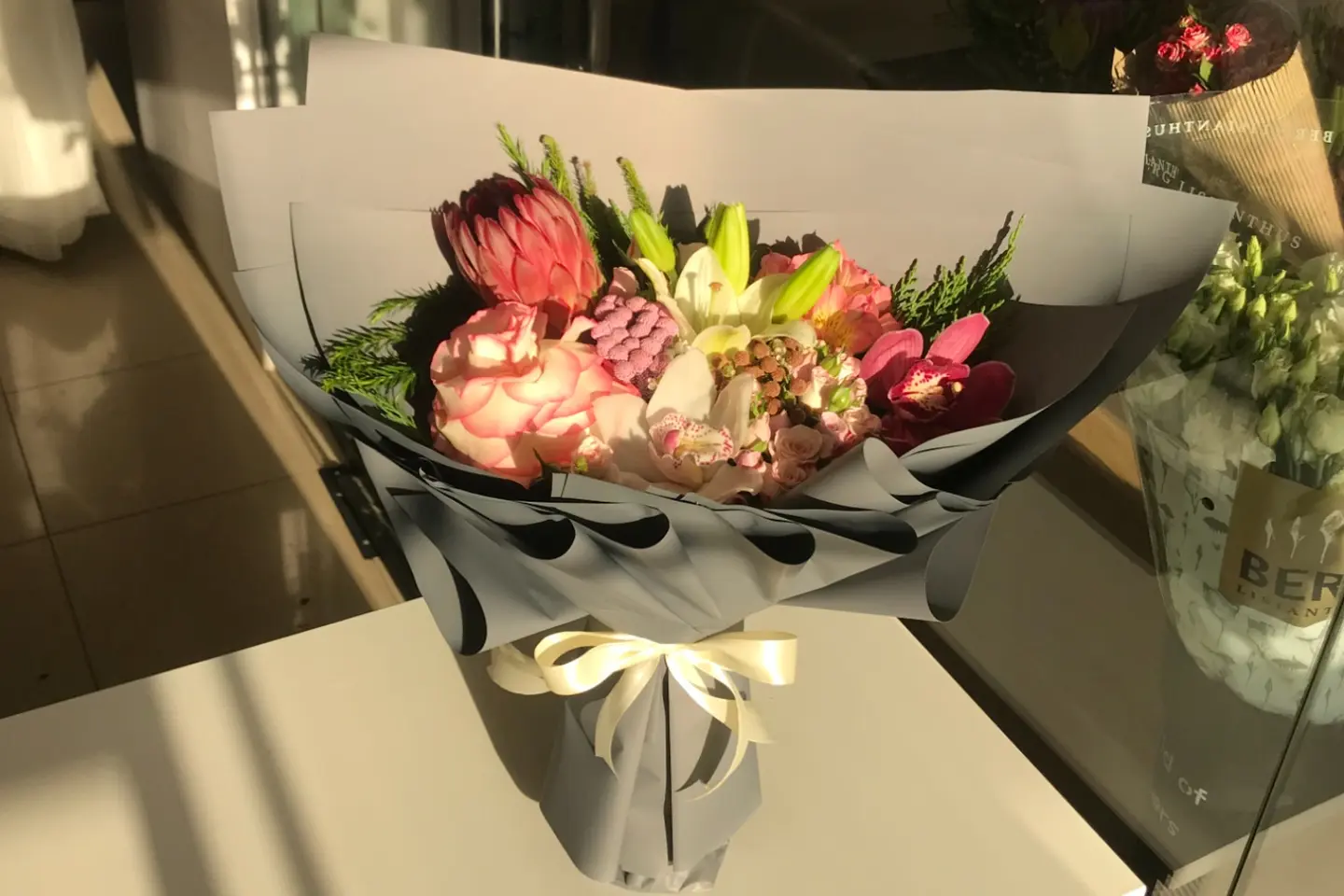 باقة مع ورود هولندي طبيعي / أ ٧