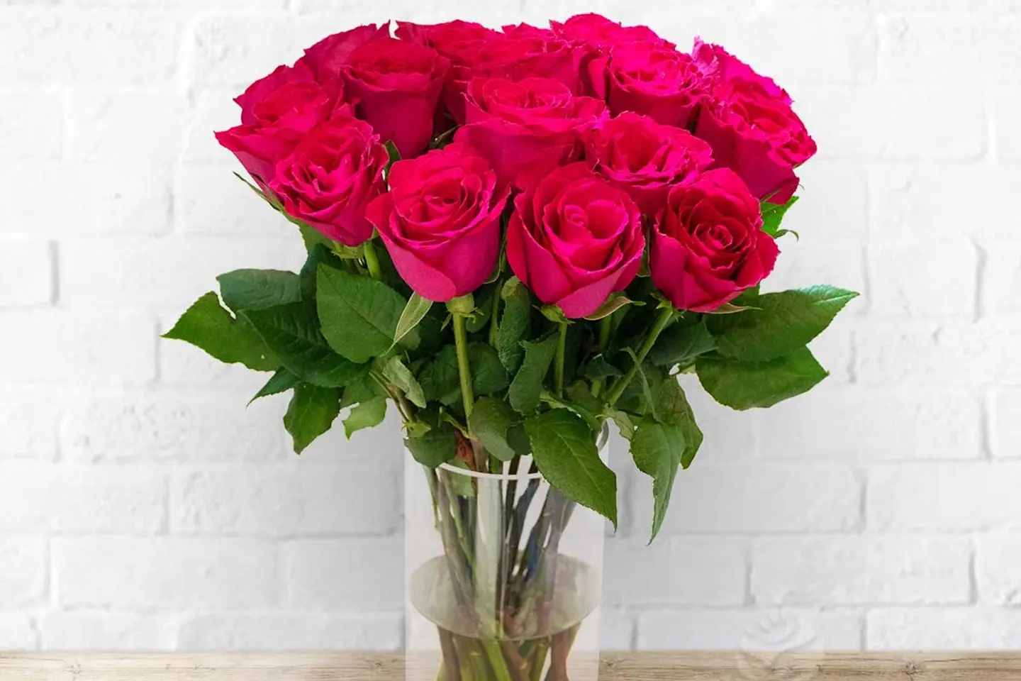 ‏فازة ورد أحمر