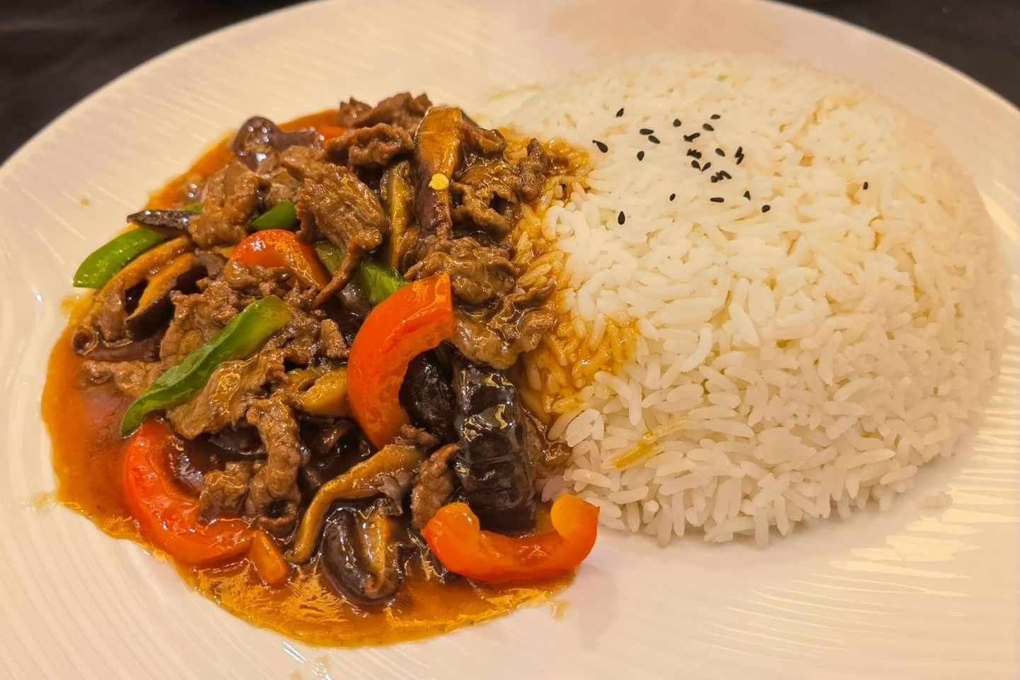 لحم البقر بالفطر مع الأرز
