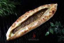 فطيرة جبن عكاوي بالزعتر