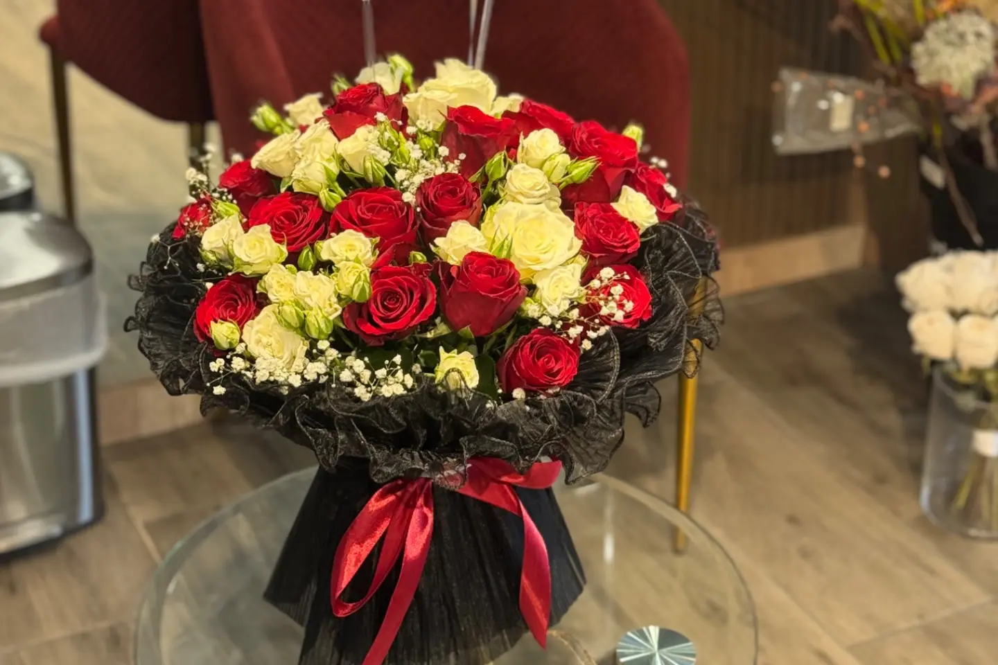 باقة ورد احمر وابيض مع غلاف فرنسي ١١