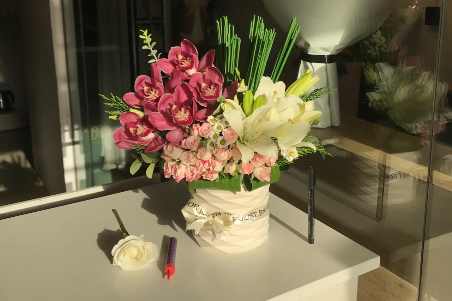 فازة مع زهور طبيعية هولندي / ٢٠أ