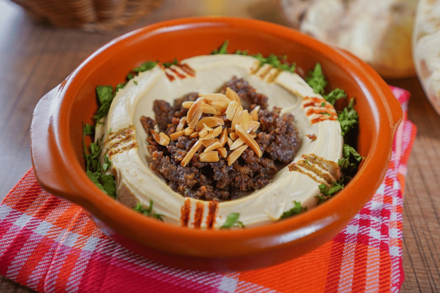 صحن حمص باللحمة