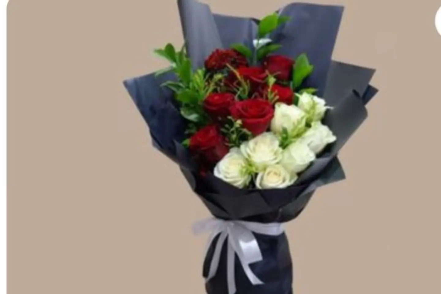 باقة مكس ورد احمر ابيض ٧٧