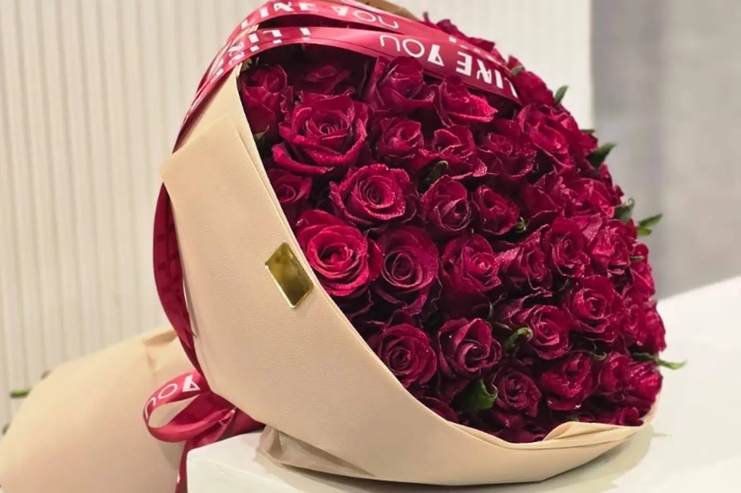 ٨٠ وردة حمراء جميلة