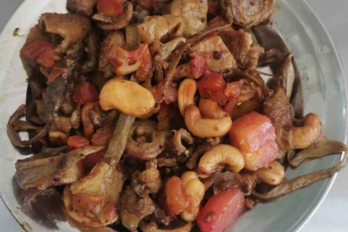 مزيج من الكبد والكرشة والكاجو والطماطم