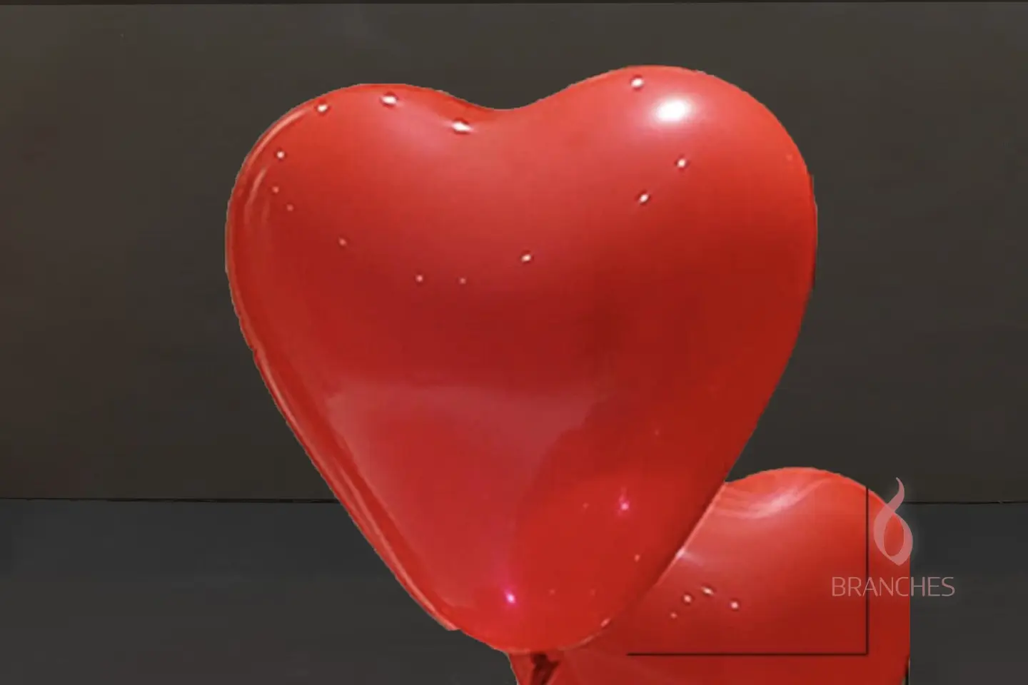 ٠٥١ بالون قلب احمر
