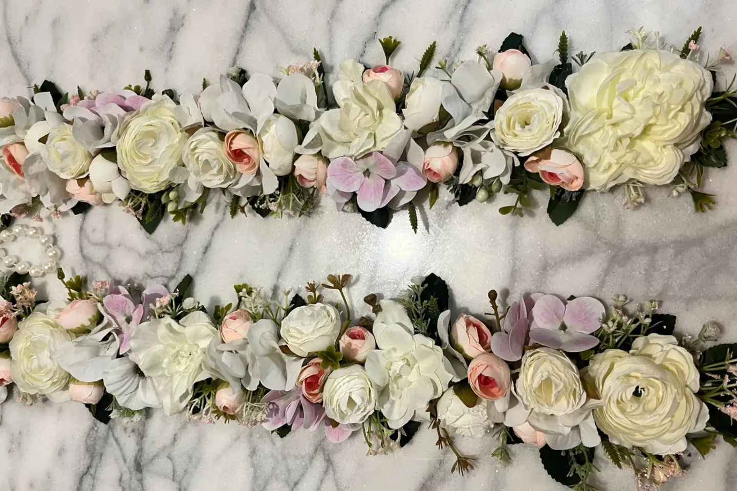 قلادة باللون الوردي الفاتح