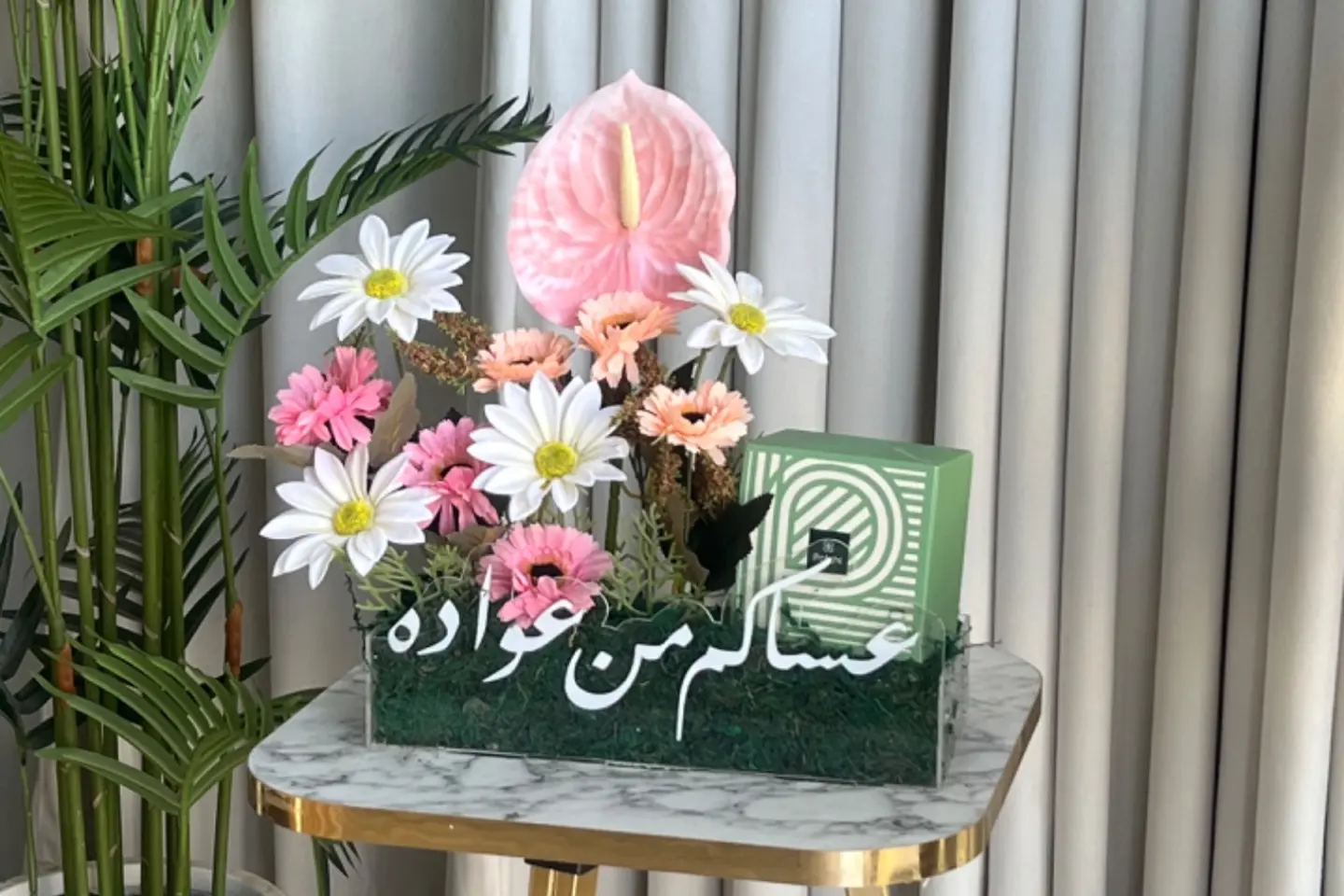 شوكلت باتشي عيد ورد صناعي ستاند