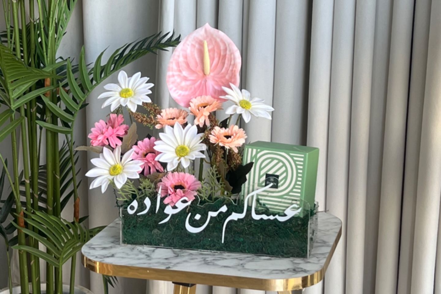 شوكلت باتشي عيد ورد صناعي ستاند