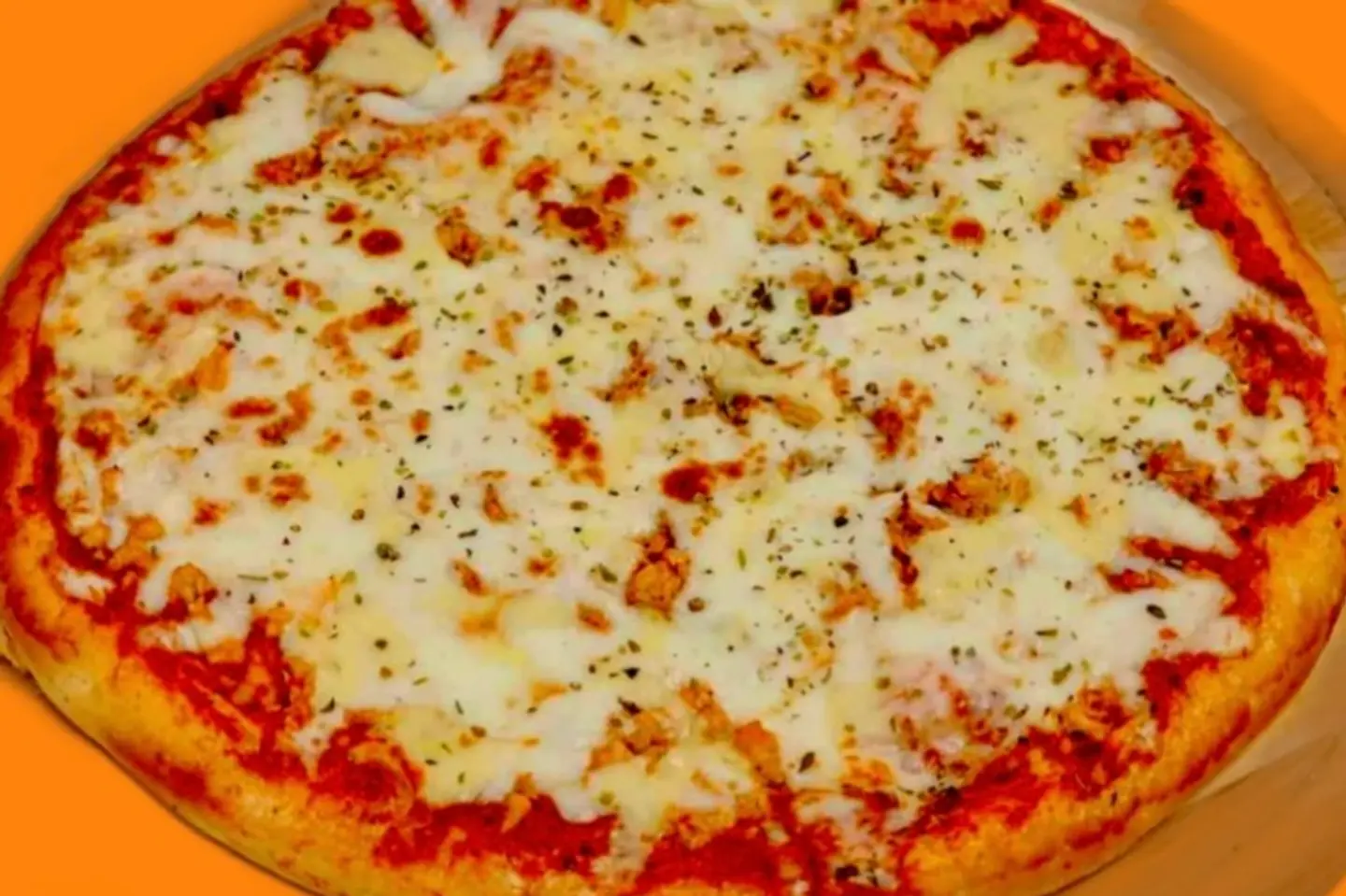 بيتزا دجاج مع جبن سائل