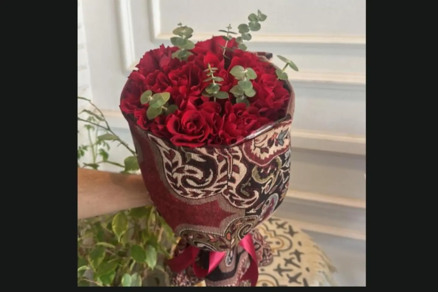 Kashmiri Bouquet Of Red Roses