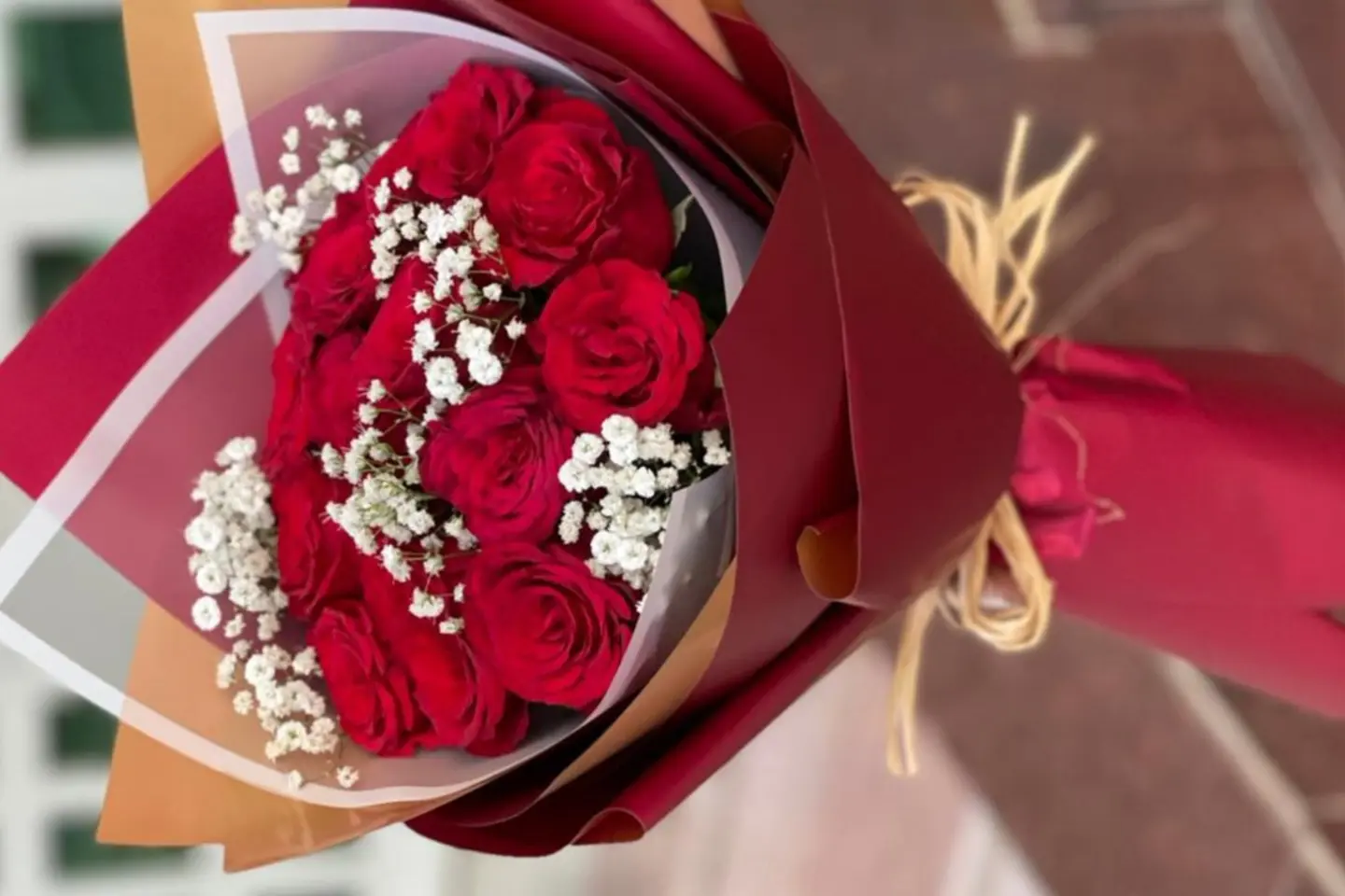 باقه ورد جوري احمر مع اكسسوارات تغليف شفاف واحمر فخمه