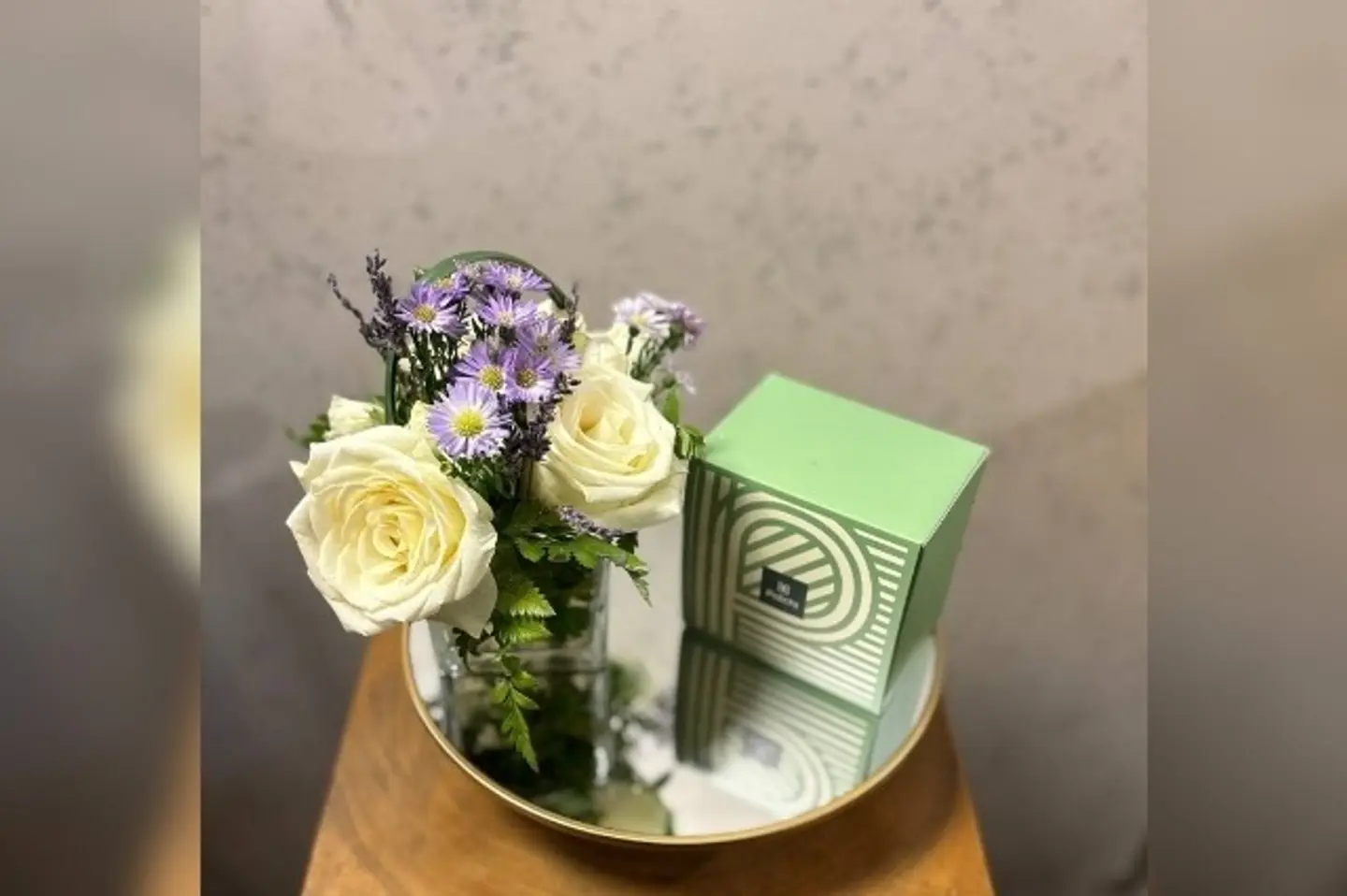 فازة ورد مع شكولاته ٢