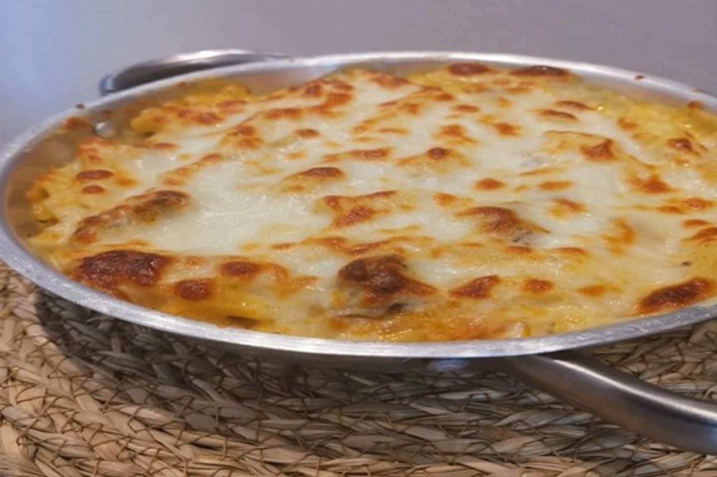 مكرونة مشكل لحوم والصوص الابيض