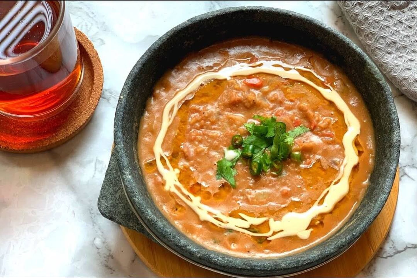 صحن فول جره مع خبزه