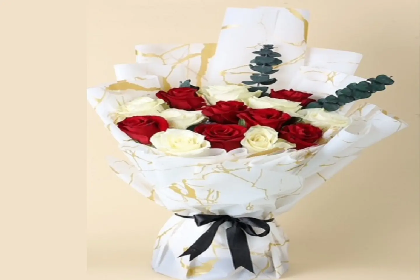 بوكيه ورد طبيعي أحمر و أبيض