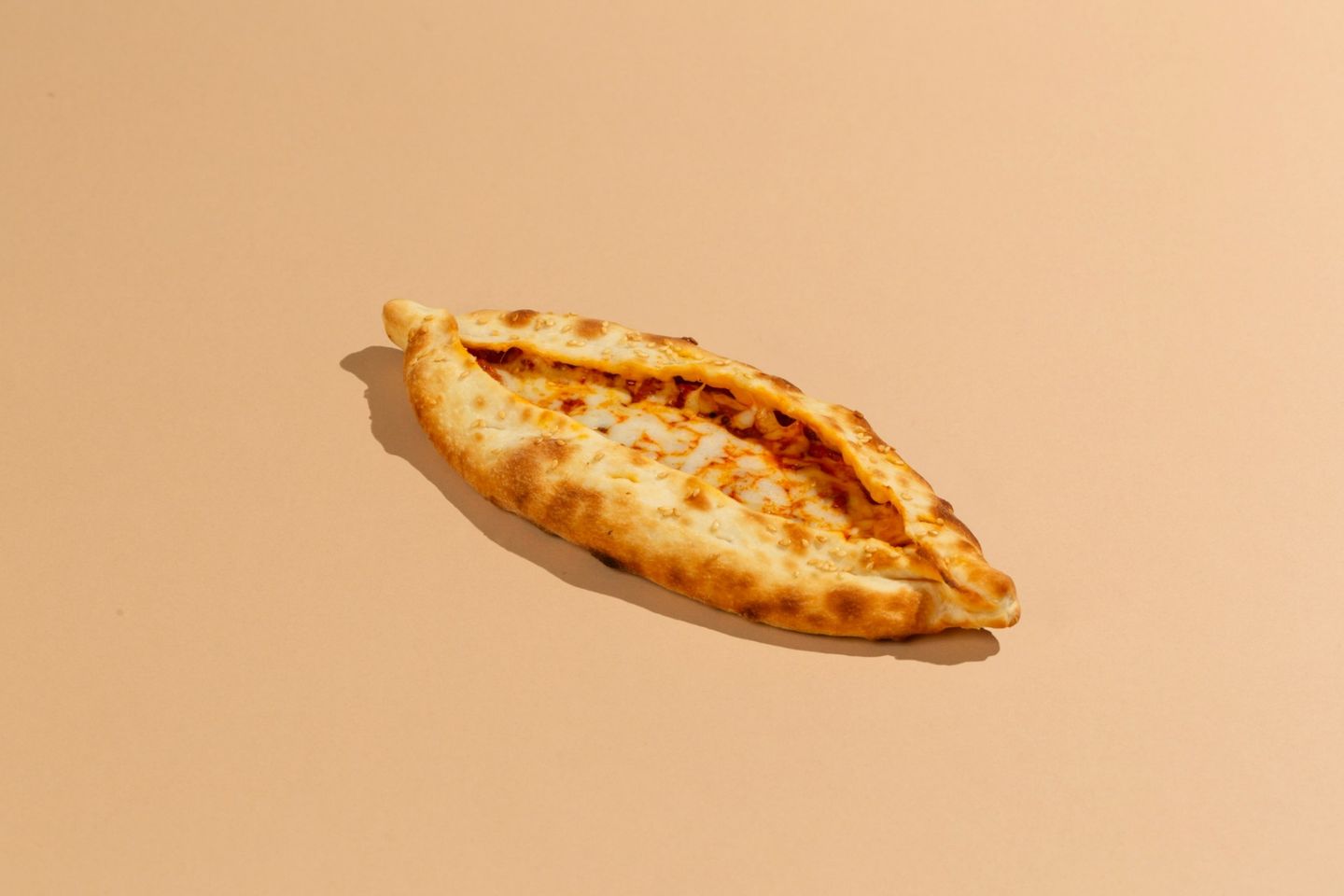 قارب محمرة جبن
