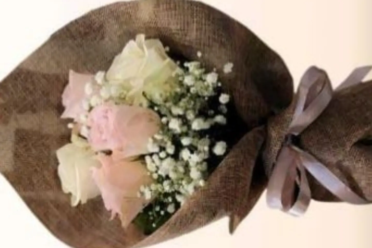 باقه ورد جوري وردي وابيض مع اكسسوارات